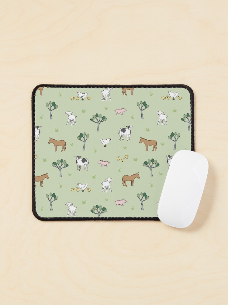 Imagen 1 de 5, Alfombrilla de ratón con la obra En la granja: lindos caballos, vacas, cerdos, corderos y pollos dibujados a mano en verde claro, diseñada y vendida por sunshinestudiod.