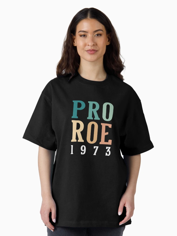 Aperçu 3 sur 7. T-shirt oversize avec l'œuvre Pro Roe créée et vendue par Kiki Art.