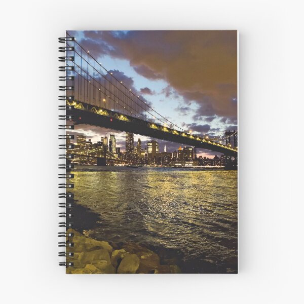 Artikelvorschau, Zwei Brücken Manhattan Bridge Skyline Nacht Dumbo Brooklyn New York City entworfen und verkauft von eleonoraingrid.