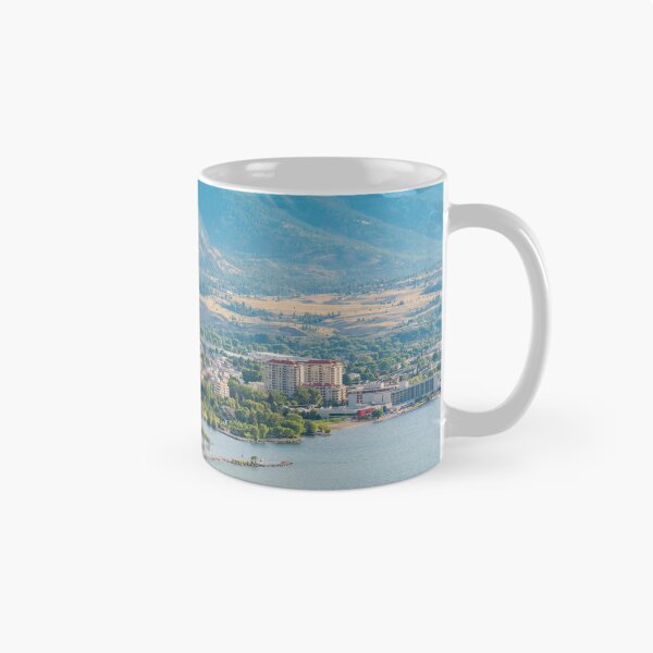 Aperçu de l'œuvre Vue panoramique de Penticton en Colombie-Britannique en été créée et vendue par Amy Mitchell.