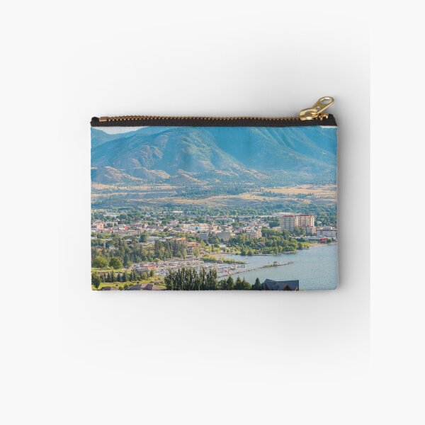 Artikelvorschau, Penticton British Columbia malerische Aussicht im Sommer entworfen und verkauft von Amy Mitchell.