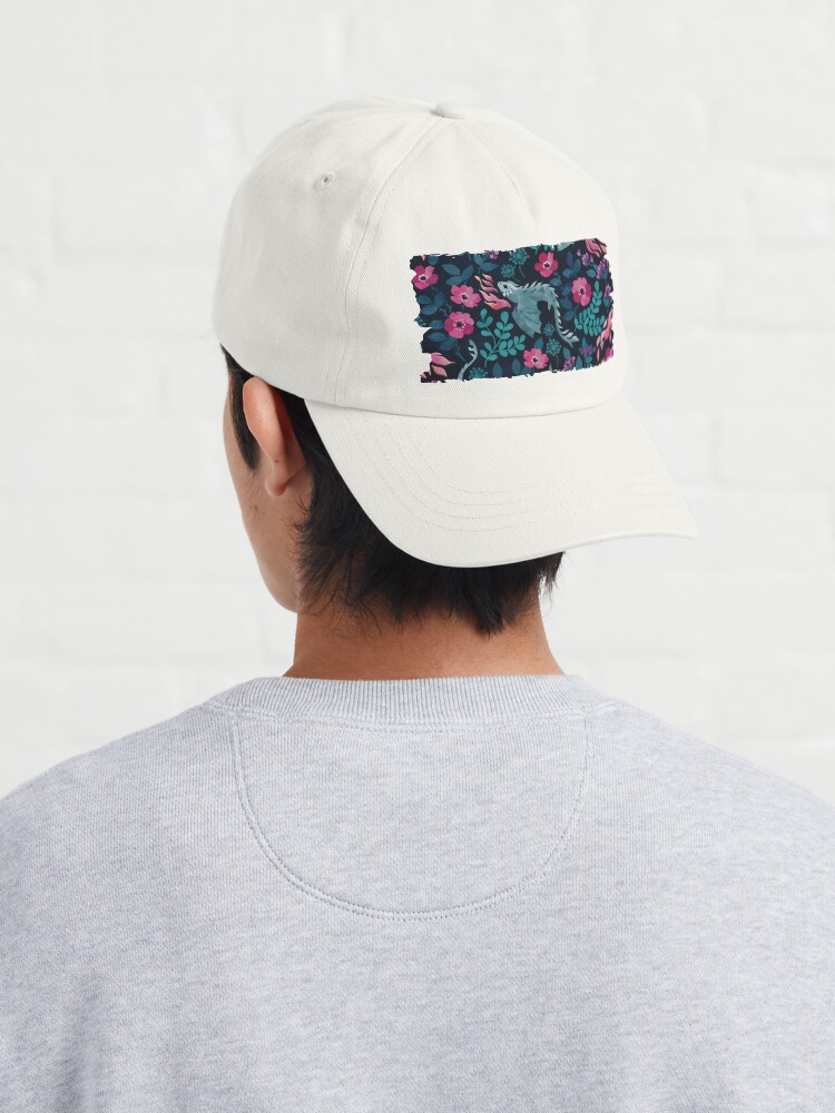 Aperçu 4 sur 7. Casquette avec l'œuvre Motif floral de dragons dans des tons de bijoux sombres créée et vendue par adenaJ.