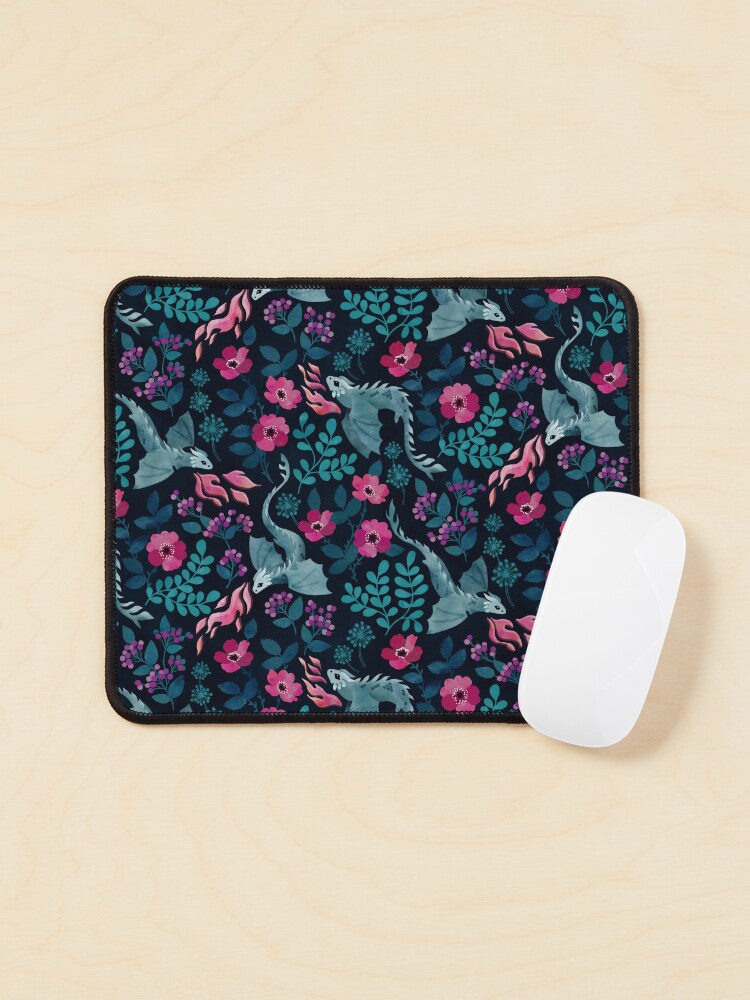 Aperçu 1 sur 5. Tapis de souris avec l'œuvre Motif floral de dragons dans des tons de bijoux sombres créée et vendue par adenaJ.