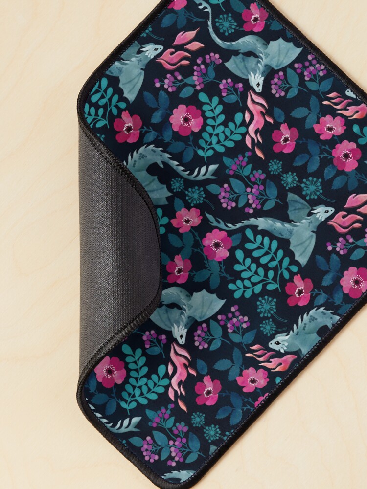 Aperçu 2 sur 5. Tapis de souris avec l'œuvre Motif floral de dragons dans des tons de bijoux sombres créée et vendue par adenaJ.