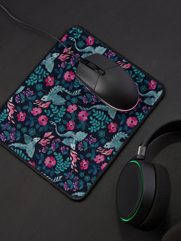 Aperçu 4 sur 5. Tapis de souris avec l'œuvre Motif floral de dragons dans des tons de bijoux sombres créée et vendue par adenaJ.
