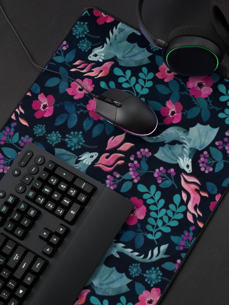 Aperçu 4 sur 5. Tapis de souris avec l'œuvre Motif floral de dragons dans des tons de bijoux sombres créée et vendue par adenaJ.