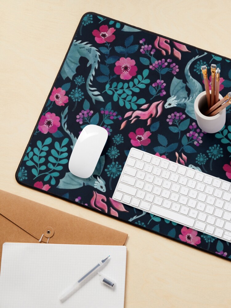 Aperçu 3 sur 5. Tapis de souris avec l'œuvre Motif floral de dragons dans des tons de bijoux sombres créée et vendue par adenaJ.