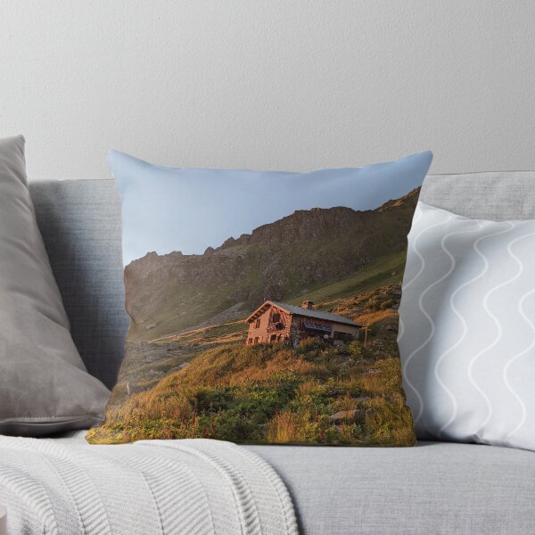 Artikelvorschau, Kleines Holzhaus auf Berglandschaft entworfen und verkauft von Nisi The Artist.