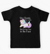 Sie ist Schönheit Sie ist Gnade Sie tritt Sie in das Gesicht Nettes Einhorn Kinder T-Shirt