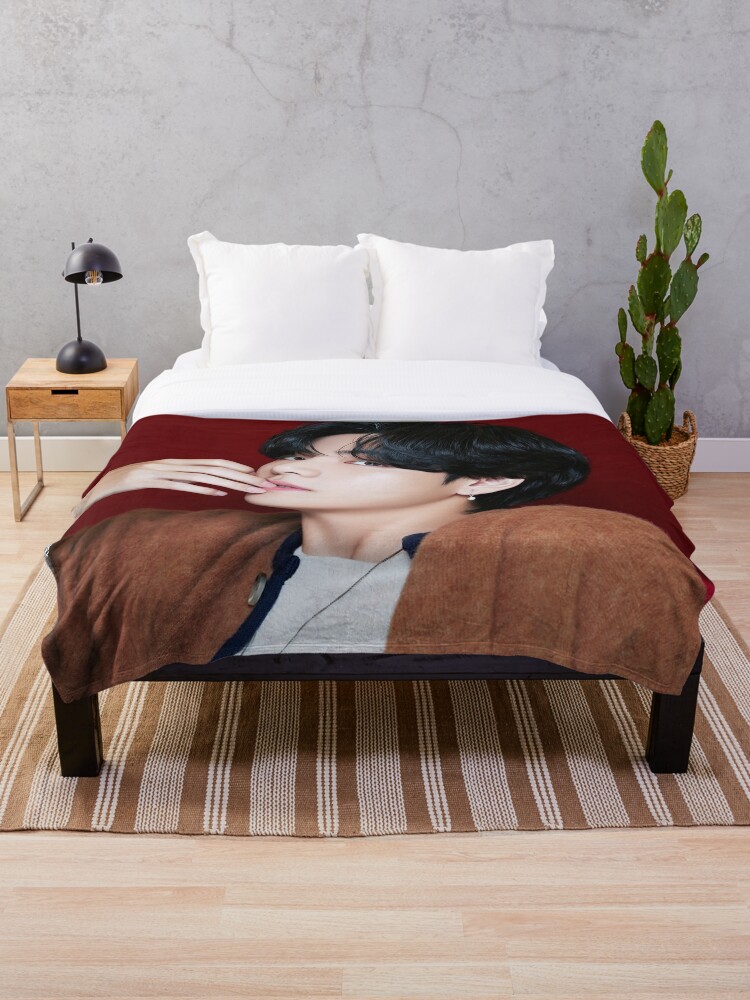 https://ih1.redbubble.net/image.3884310693.7437/ur,blanket_medium_bed,wide_portrait,x1000.1.jpg