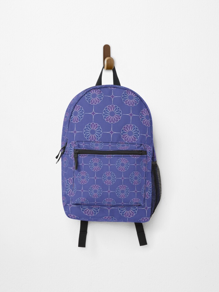 Mochila «Flores lilas y azules sobre fondo azul.» de 75artstudio | Redbubble