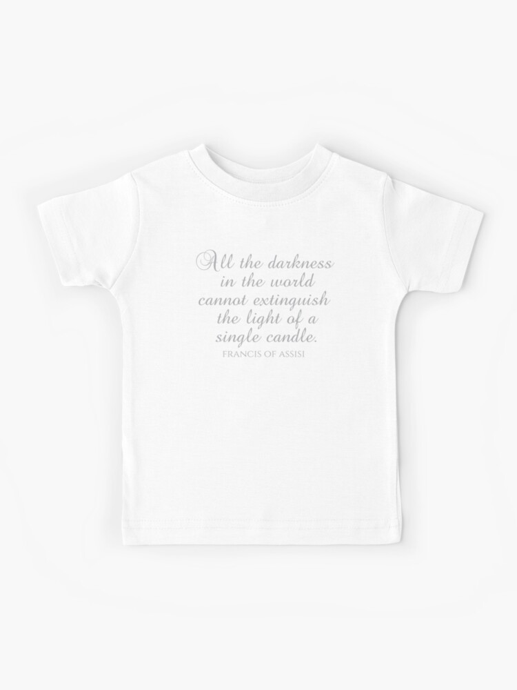 Camiseta para niños «Frases de San Francisco de Asís - Toda la oscuridad  del mundo no puede extinguir la luz de una sola vela» de PhiloJourney |  Redbubble