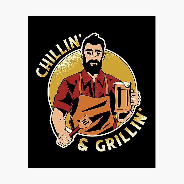 Artikelvorschau, Chillin & Grillin - Mann mit Bier am Grill entworfen und verkauft von JanooFactory.