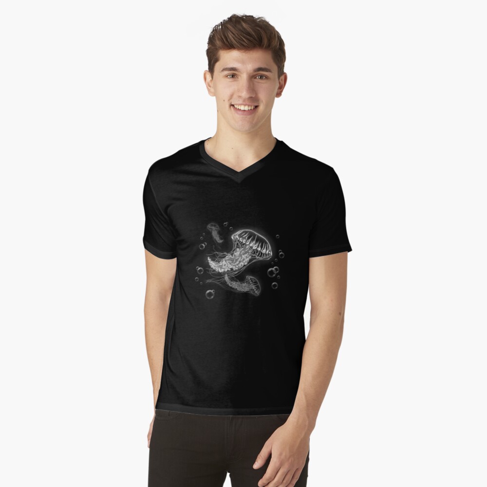Vista previa del artículo con la obra «Camiseta de cuello en V», diseñado y vendido por SuspendedDreams.