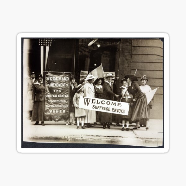 Vista previa del artículo con la obra «Suffrage Envoy Photograph (1915)», diseñado y vendido por allhistory.