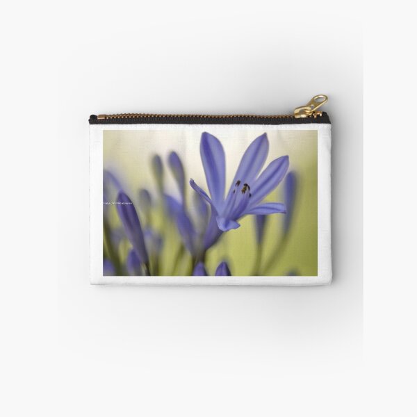 Artikelvorschau, Liebe nie blau; Blumen entworfen und verkauft von Kornrawiee.