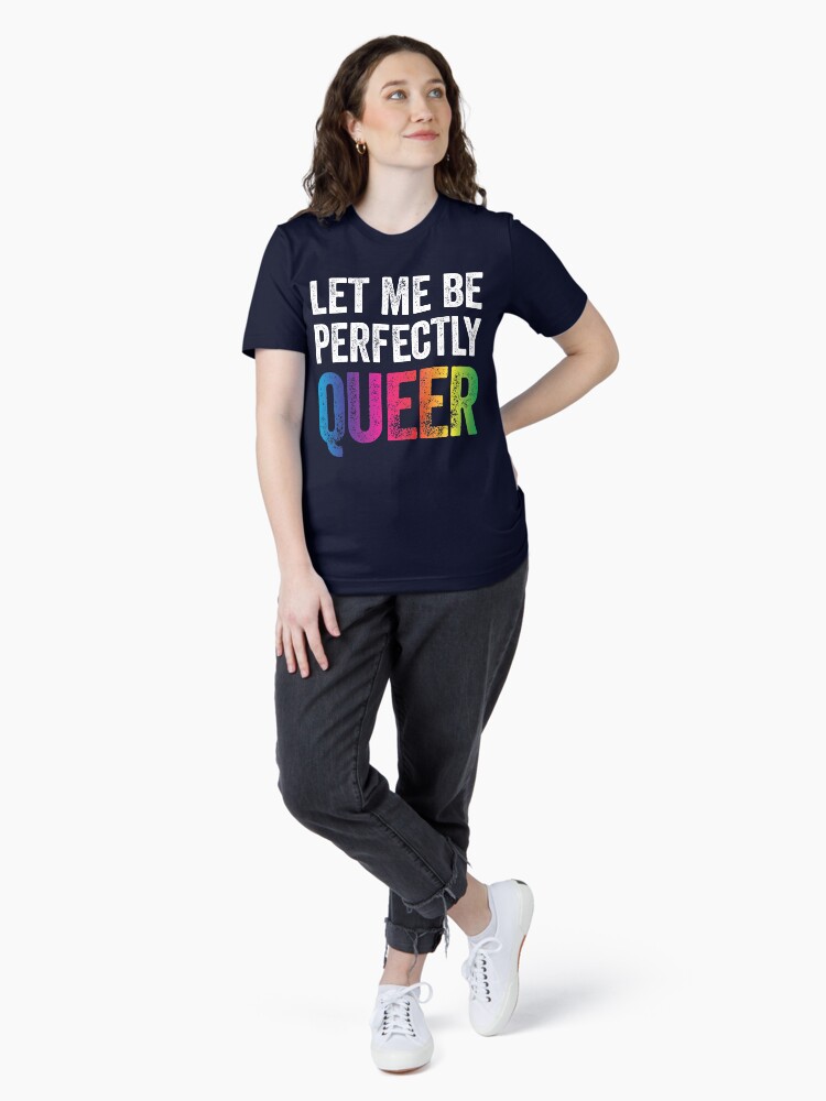 Thumbnail 4 von 7, Essential T-Shirt, Let Me Be Perfectly Queer Lustiges Schwulen-Wortspiel LGBT Lesbisch Schwul Bisexuell Transgender T-Shirt designt und verkauft von Tigarlily.