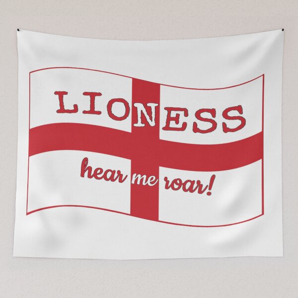 Aperçu de l'œuvre Ondulé Drapeau Angleterre Lionne Entendez-moi Roar Conception De Football Féminin créée et vendue par TrulyEpoque.