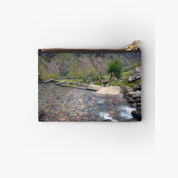 Artikelvorschau, Der Infinity-Pool in Snowdonia entworfen und verkauft von Leighton Collins.