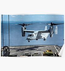Ein MV-22 Osprey landet auf dem Flugdeck der USS Germantown. Poster