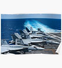 F / A-18 Super Hornets auf dem Flugdeck der USS George HW Bush. Poster