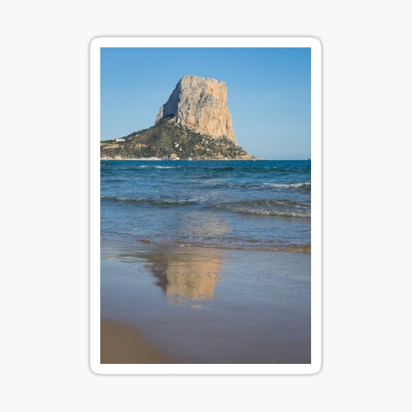 Sandstrand, Mittelmeer und der Peñón de Ifach in Calpe Sticker