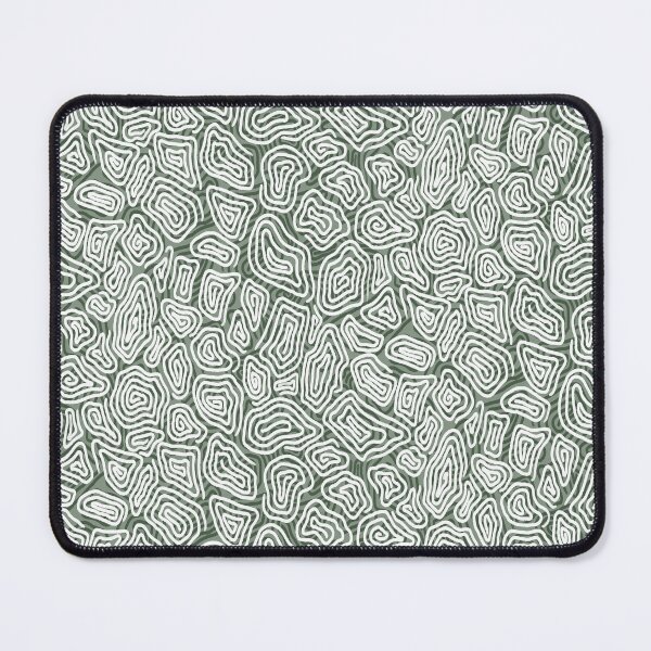 Aperçu de l'œuvre Sage Green Spiral Giraffe Print créée et vendue par Carolina Diaz.