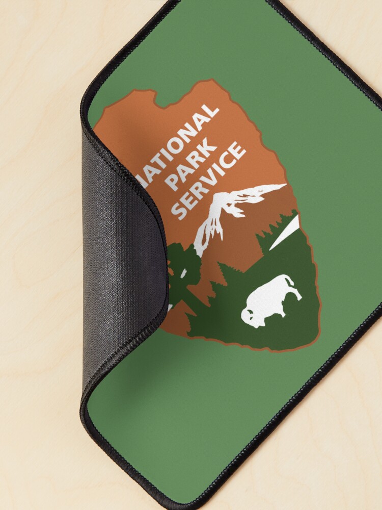 Imagen 2 de 5, Alfombrilla de ratón con la obra Servicio de Parques Nacionales, diseñada y vendida por Bebface.