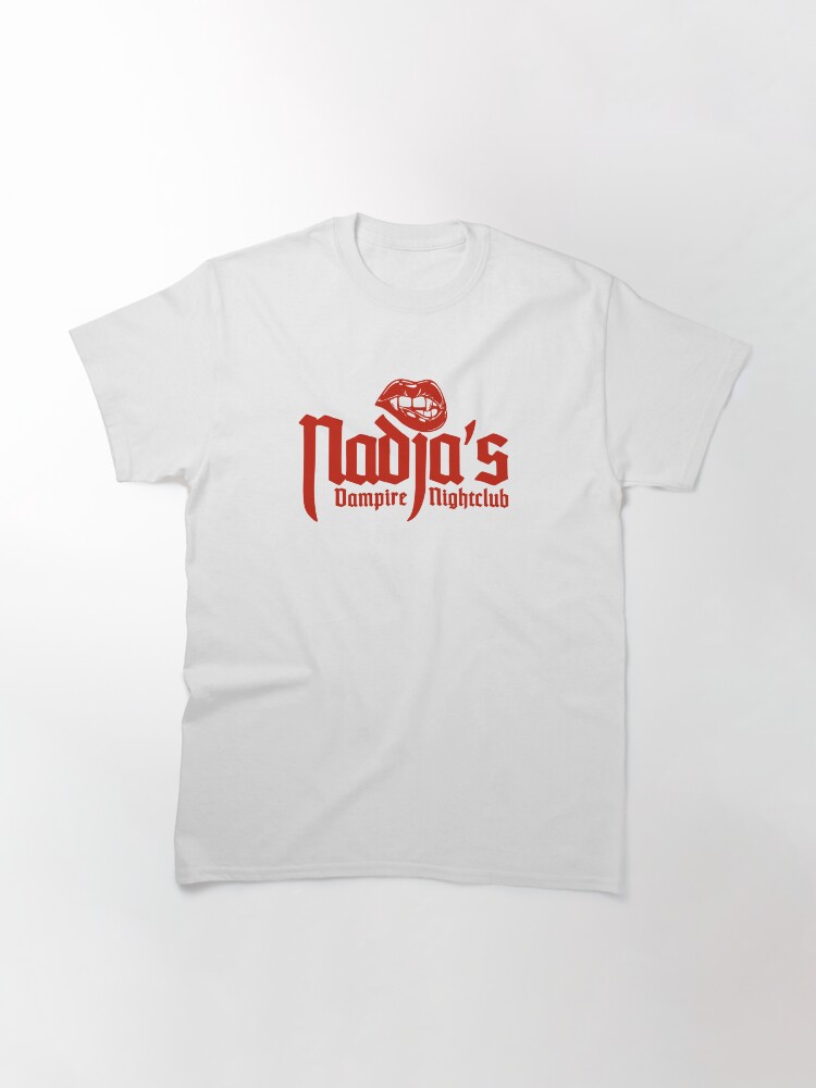 Aperçu 3 sur 7. T-shirt classique avec l'œuvre Nadja's Vampire Nightclub Rouge créée et vendue par ThomasKadmon.