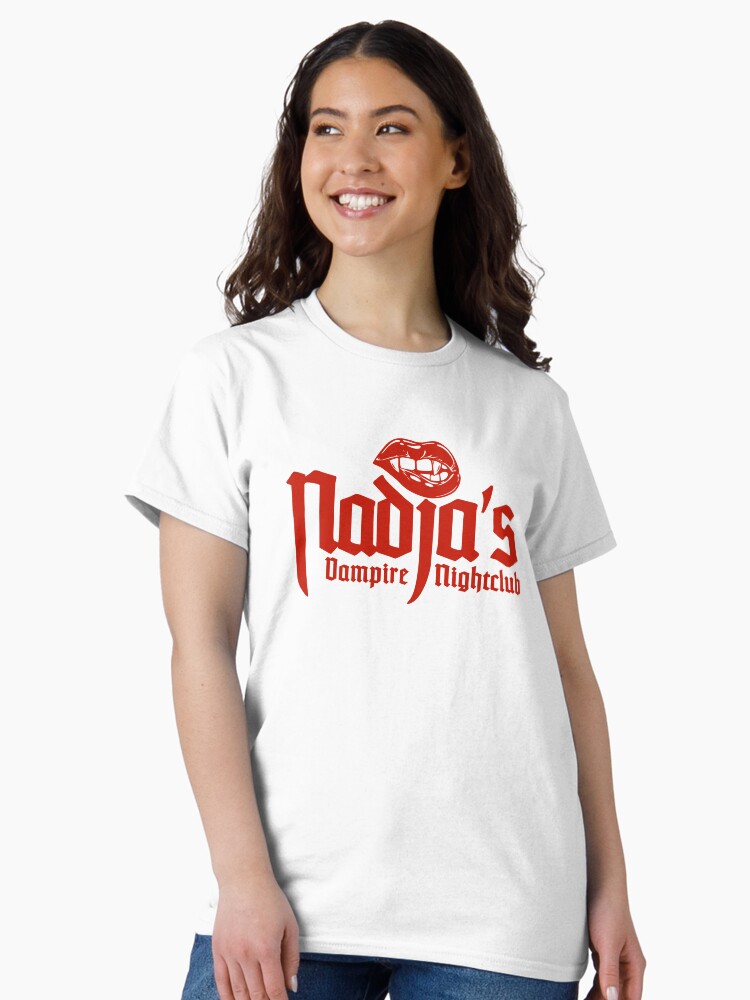 Aperçu 2 sur 7. T-shirt classique avec l'œuvre Nadja's Vampire Nightclub Rouge créée et vendue par ThomasKadmon.