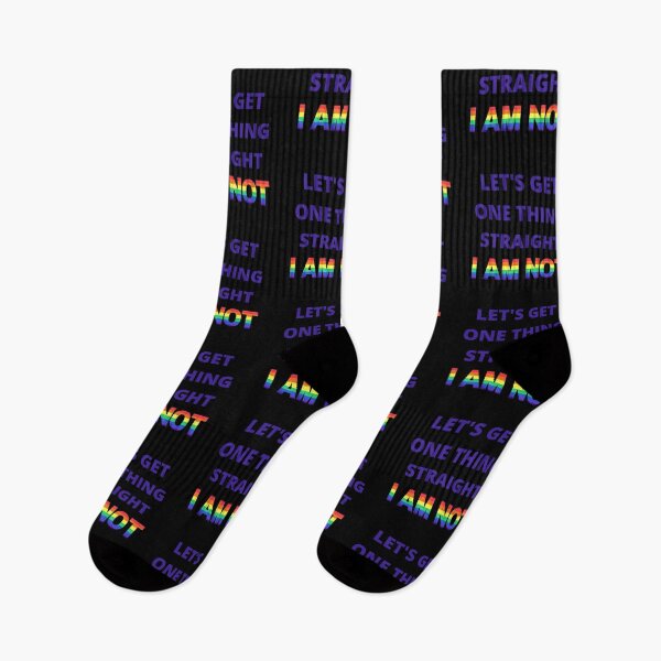 Artikelvorschau, Lassen Sie uns eine Sache klarstellen, ich bin nicht mit lila Buchstaben Gay Joke für Pride Month in Schwarz entworfen und verkauft von LuckyKermit.
