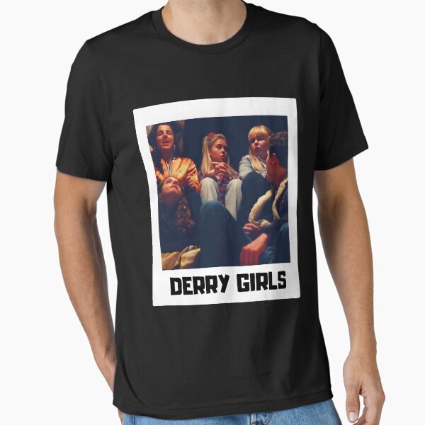Vista previa del artículo con la obra «Lover Gift Gran modelo Derry Girls Impresionante para fanáticos de la música», diseñado y vendido por LuuPhan.