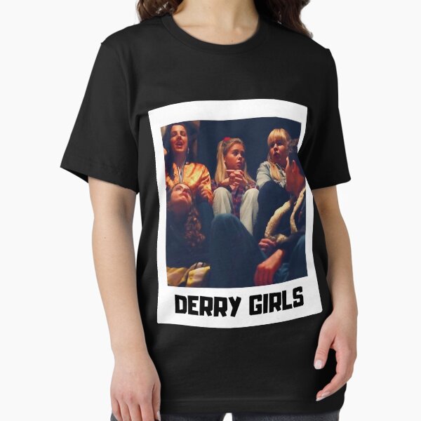 Vista previa del artículo con la obra «Lover Gift Gran modelo Derry Girls Impresionante para fanáticos de la música», diseñado y vendido por LuuPhan.