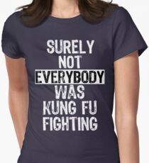 Sicherlich war nicht jeder Kung Fu, der jeden kämpft Tailliertes T-Shirt für Frauen