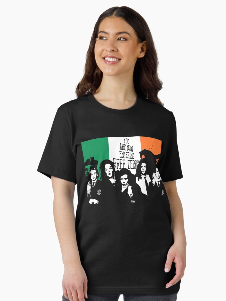 Imagen 2 de 7, Camiseta esencial con la obra Retro Vintage Hermosa modelo Derry Girls Music Vintage Retro, diseñada y vendida por LuuPhan.