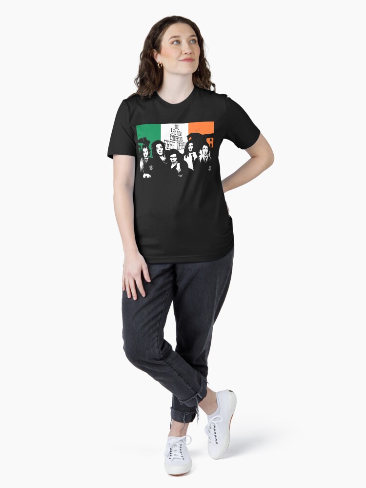 Imagen 4 de 7, Camiseta esencial con la obra Retro Vintage Hermosa modelo Derry Girls Music Vintage Retro, diseñada y vendida por LuuPhan.