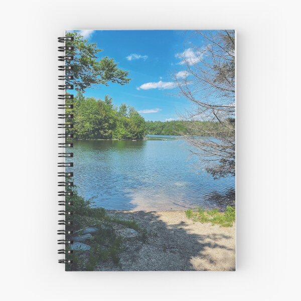 Artikelvorschau, Ländlicher Massachusetts Lake an einem Sommertag entworfen und verkauft von offdutyplaces.