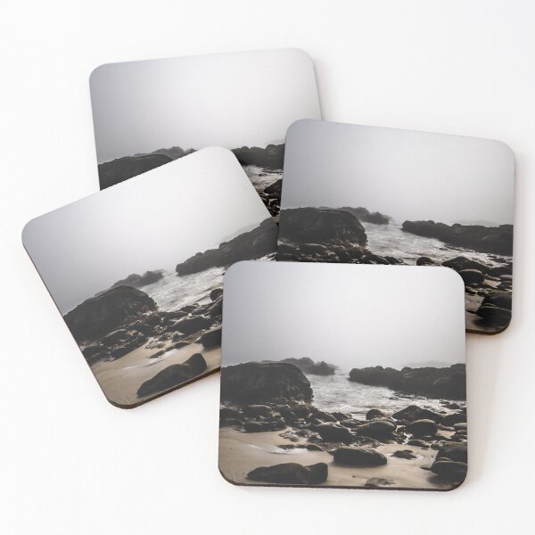 Aperçu de l'œuvre Rochers brumeux du bord de mer (vertical) créée et vendue par Joey Doyle.