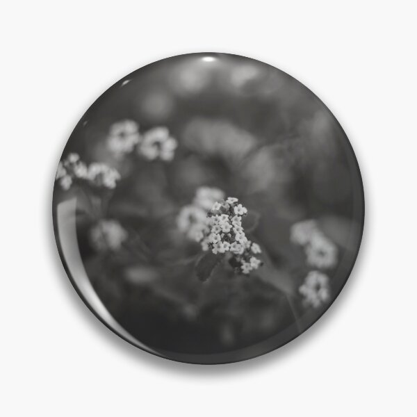 Artikelvorschau, Kleine Blume im Garten - Schwarz und Weiß entworfen und verkauft von anafrancisconi.