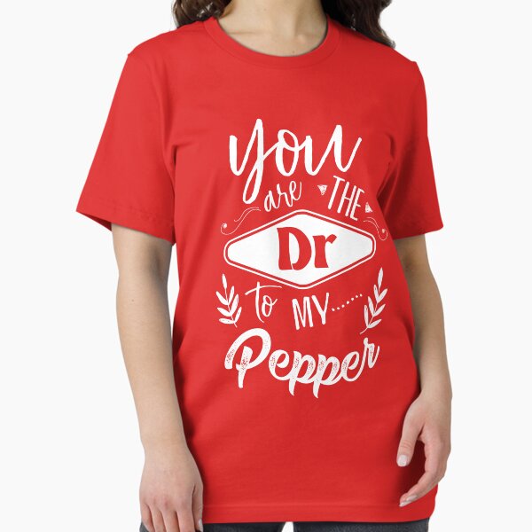 Vista previa del artículo con la obra «Usted es el Dr to my Pepper T-Shirt Funny Soft Drink Diet», diseñado y vendido por MeriemStore.