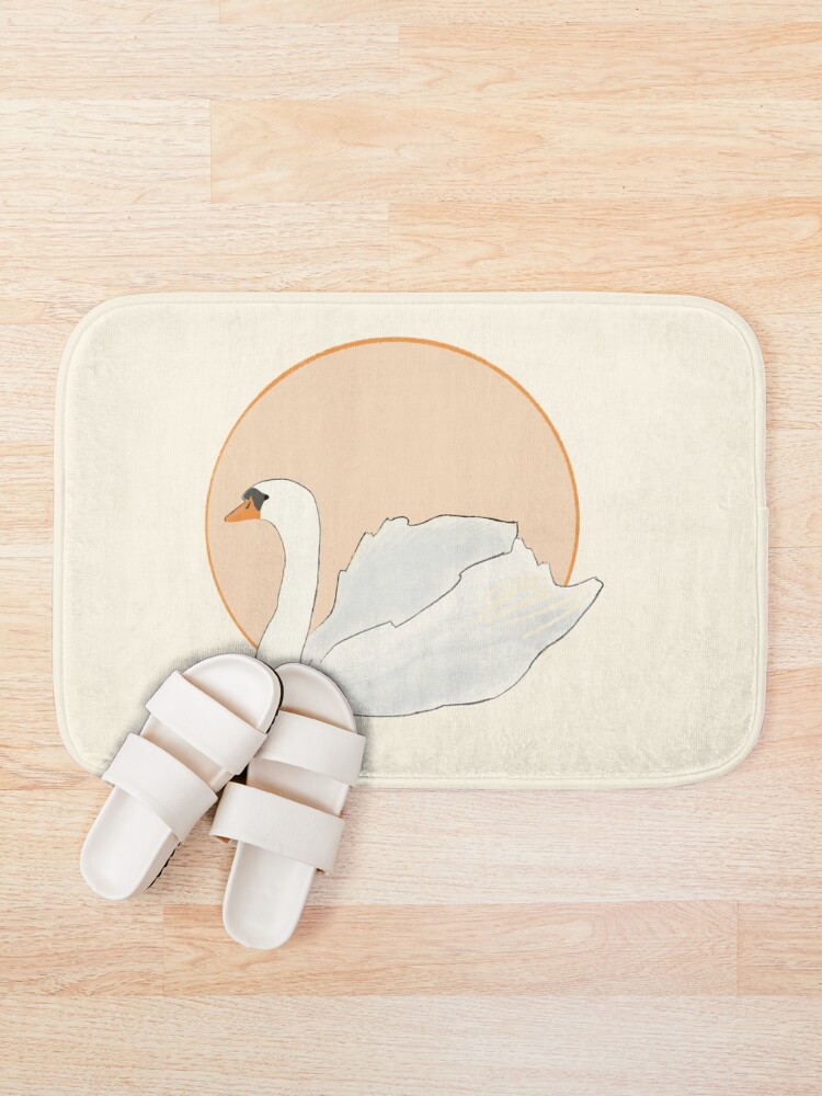 Imagen 1 de 6, Alfombra de baño con la obra Cisne, diseñada y vendida por LilyHofmann.