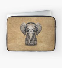 Netter Baby-Elefant DJ, der Kopfhörer und Gläser trägt Laptoptasche