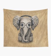 Netter Baby-Elefant DJ, der Kopfhörer und Gläser trägt Wandbehang