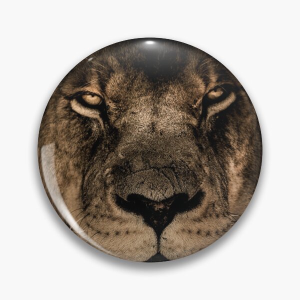 Aperçu de l'œuvre Bold Beautiful Lion In The Darkness - Lions Eyes At Night créée et vendue par printableplanet.