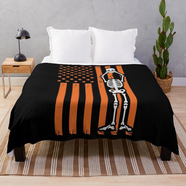 Aperçu de l'œuvre Spooky Skeleton Scary Skull et drapeau américain créée et vendue par DNW-art.