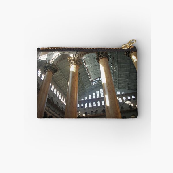 Artikelvorschau, Die korinthischen Säulen im National Building Museum entworfen und verkauft von Cora Wandel.
