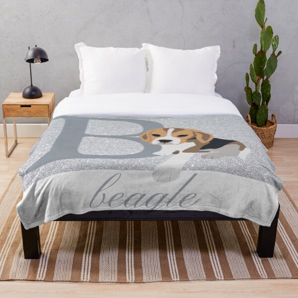 Artikelvorschau, B ist für Spürhund-Cartoon-Welpen-Hund mit elegantem silbernem Glitter-Monogramm entworfen und verkauft von CreateShape.