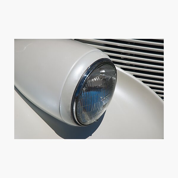 Aperçu de l'œuvre White Headlight créée et vendue par Linda J Armstrong.