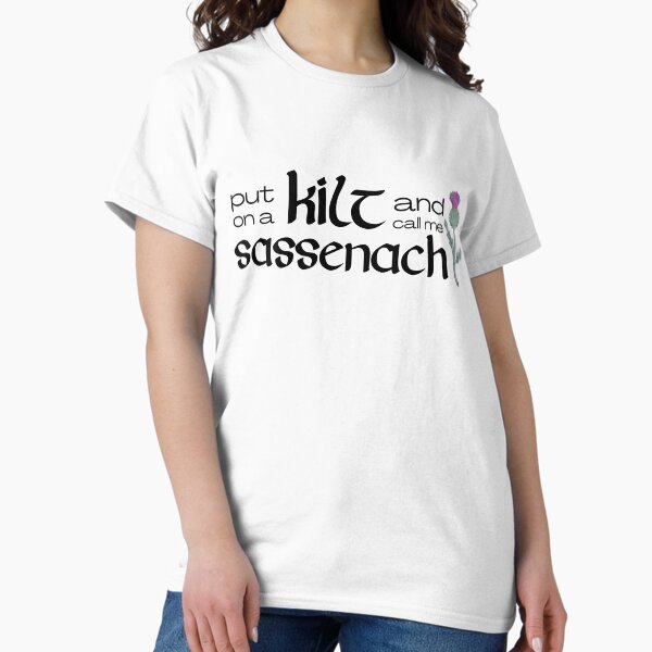 Aperçu de l'œuvre Outlander Humor Put On A Kilt And Call Me Sassenach créée et vendue par rebekahandco.