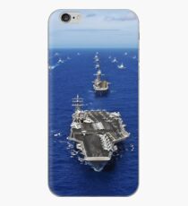 Der Flugzeugträger USS Ronald Reagan durchquert den Pazifik mit einer Flotte von Schiffen. iPhone-Hülle & Cover